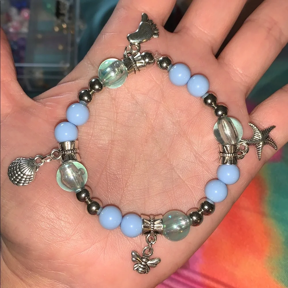 Blue iridescent and silver stretch bracelet with beach charms - Picture 4 of 5